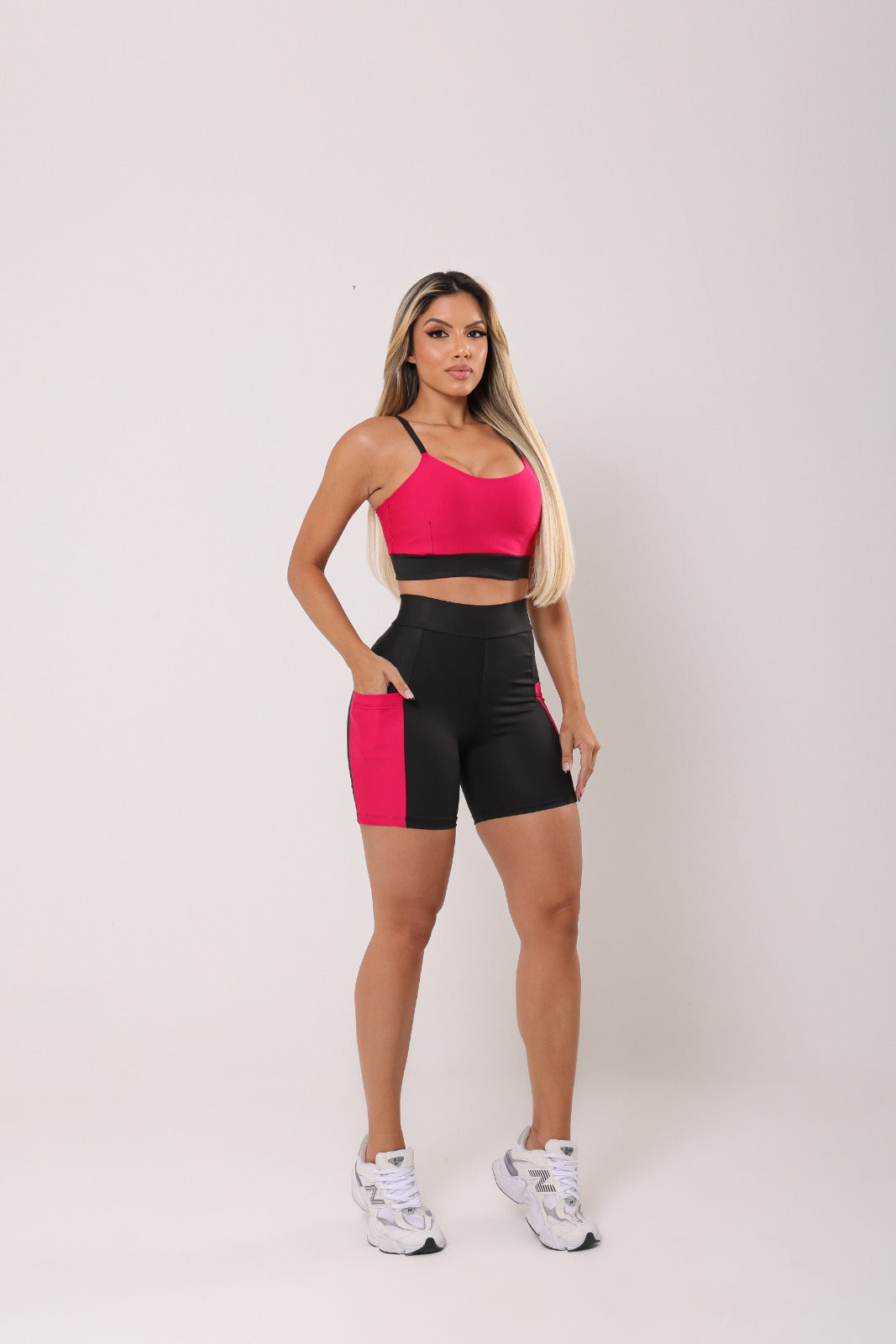 Conjunto Fitness Short com Bolso e Top Duplo Cintura Alta