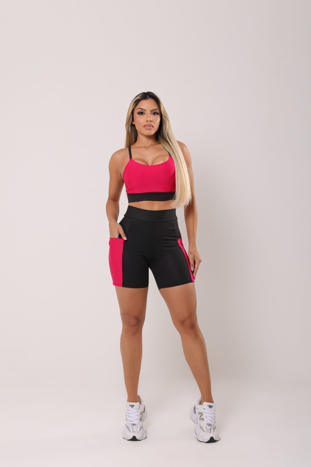 Conjunto Fitness Short com Bolso e Top Duplo Cintura Alta