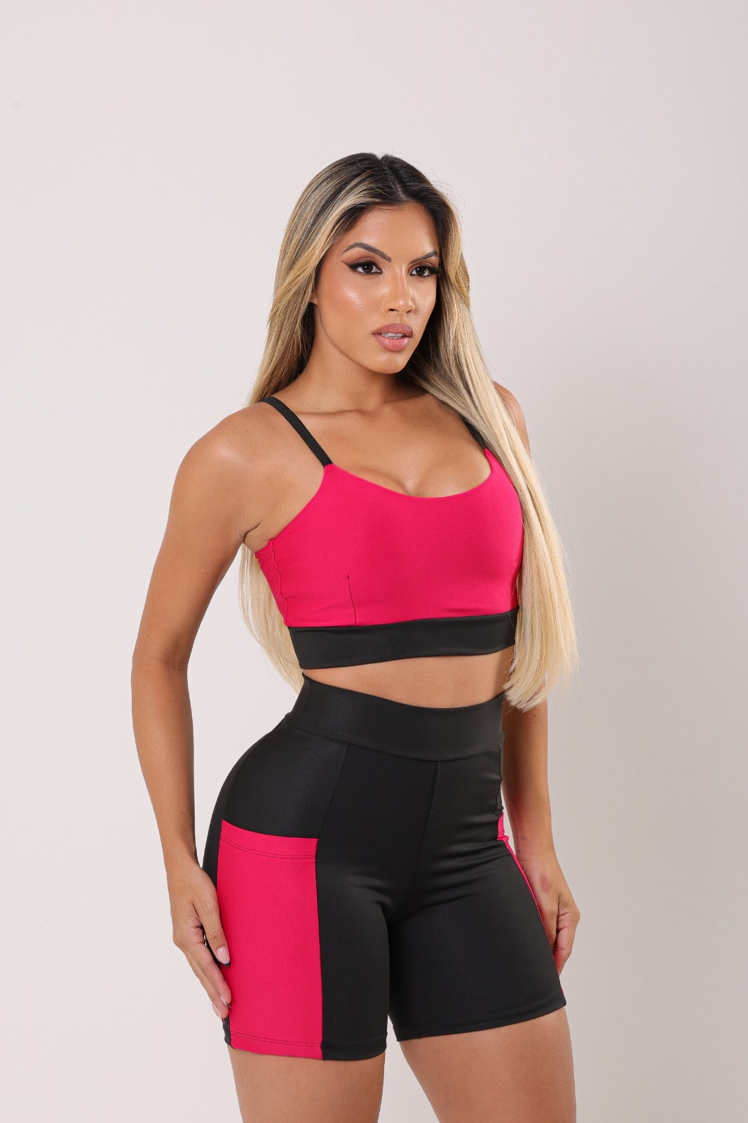 Conjunto Fitness Short com Bolso e Top Duplo Cintura Alta